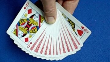 Between The Two Red Queens – Easy Card Trick
